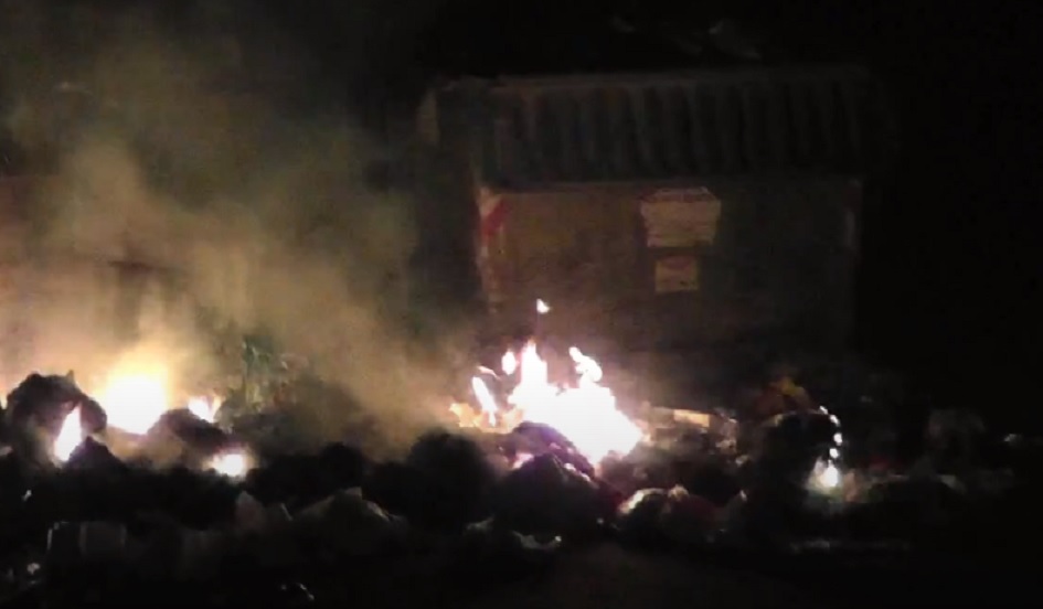 Notte di incendi ai cassonetti dei rifiuti a causa dell'esplosione di petardi
