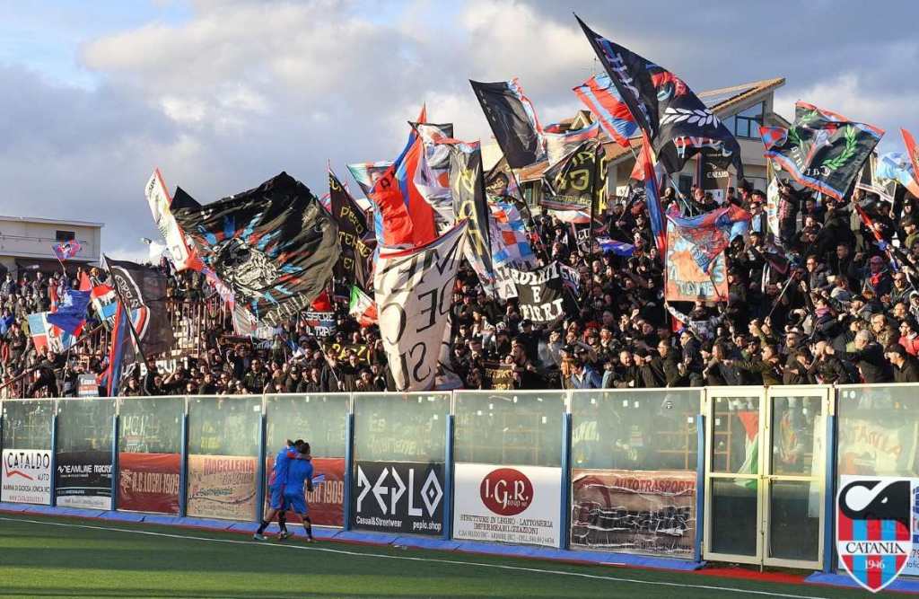 Esultanza tifosi Catania in trasferta