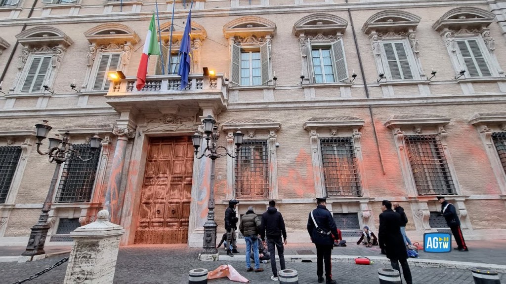 Facciata del Senato imbrattata.