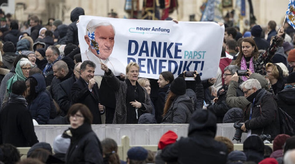 piazza san Pietro gremita all'alba per i funerali di papa Ratzinger