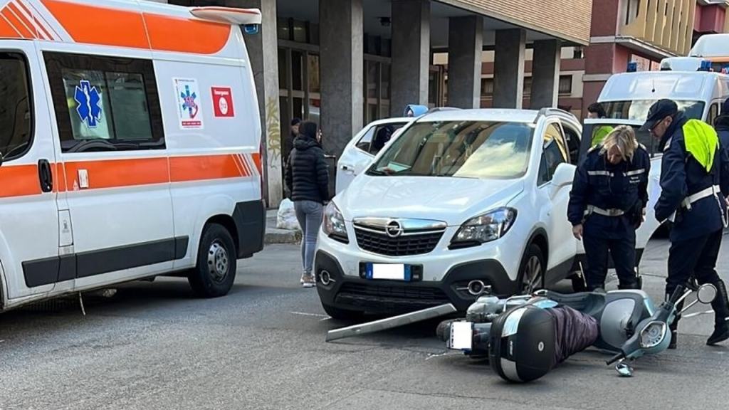 Incidente stradale in via Giacomo Cusmano a Palermo, ferite una donna e una bambina