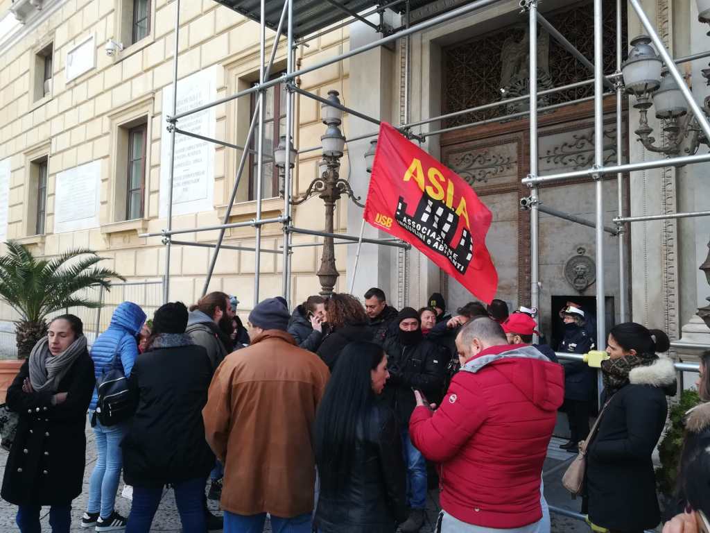 Emergenza abitativa, famiglie senza casa in piazza a Palermo