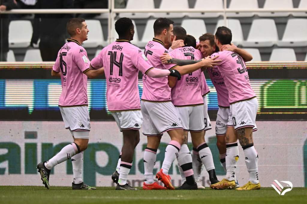 Il Palermo festeggia ad Ascoli l'ottavo risultato utile di fila