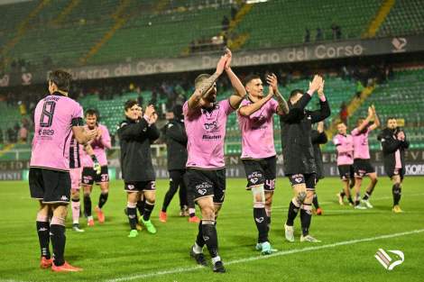 giocatori del Palermo sotto la curva dopo la vittoria sul Bari, serie B 2022-2023