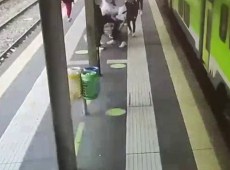 Seregno, 15enne spinto sotto un treno. Le drammatiche immagini