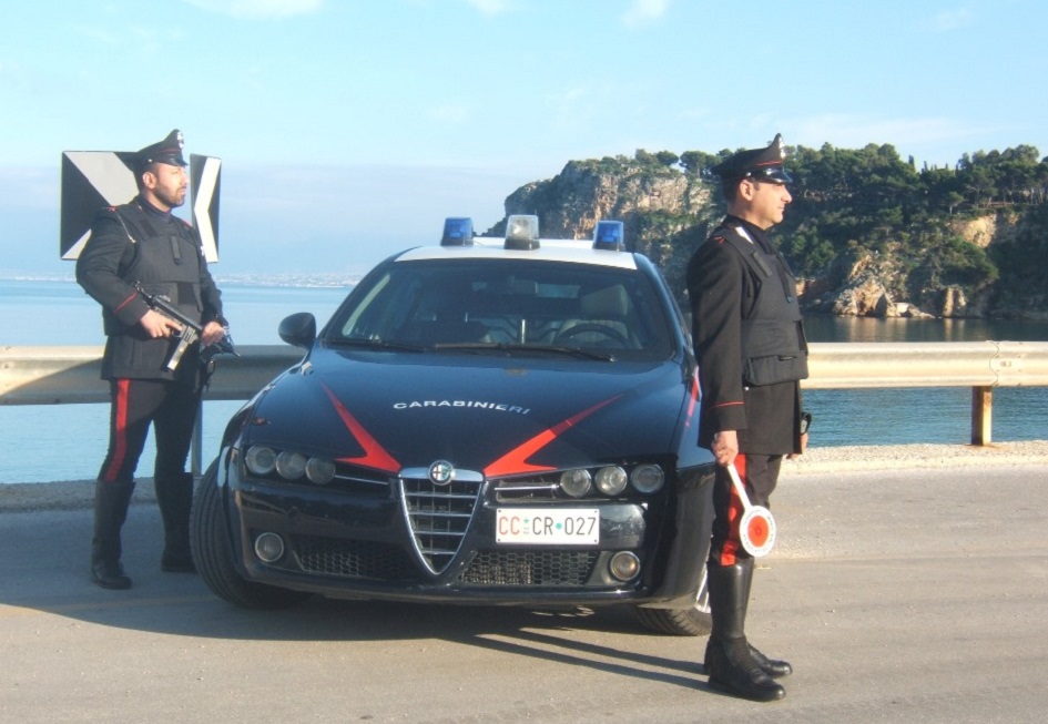 Giovane tampona con la propria auto quella dei carabinieri e fugge via nel Trapanese, rintracciato e denunciato poche ore dopo
