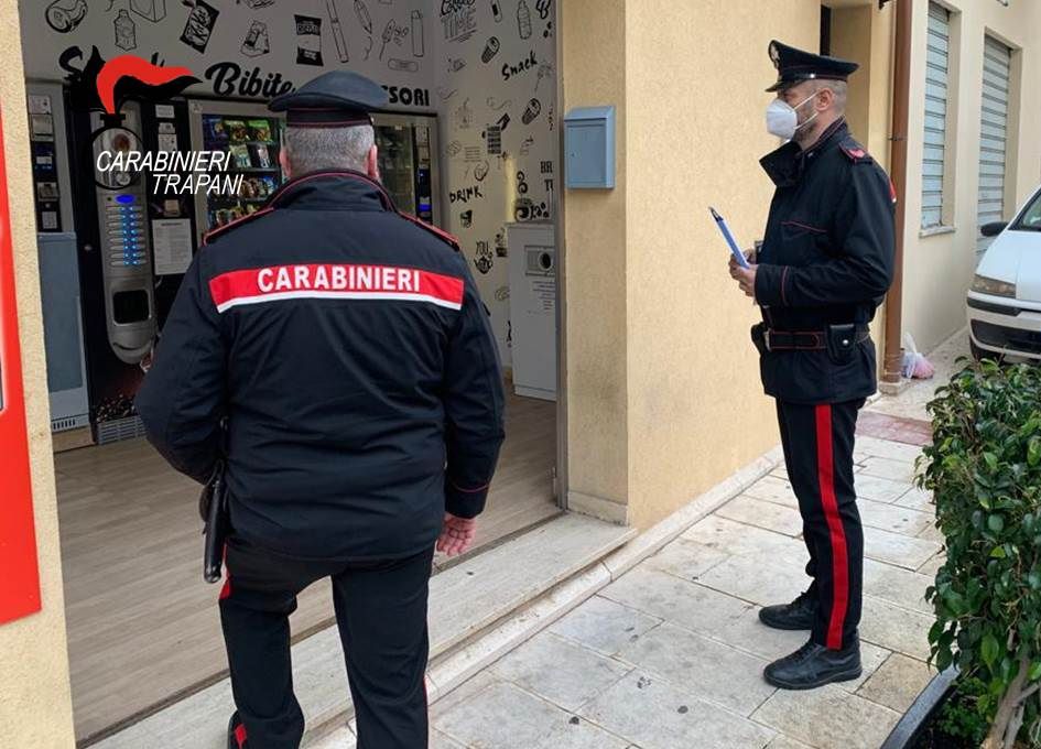 Furti in serie ai distributori automatici nel Trapanese, i carabinieri riescono a risalire ad uno dei componenti di una baby gang