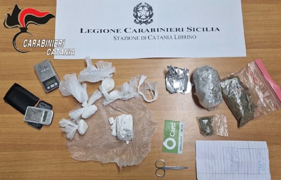 I carabinieri scoprono a Catania un bazar della droga, lo stupefacente stipato nell’armadio con tutto il materiale per il confezionamento