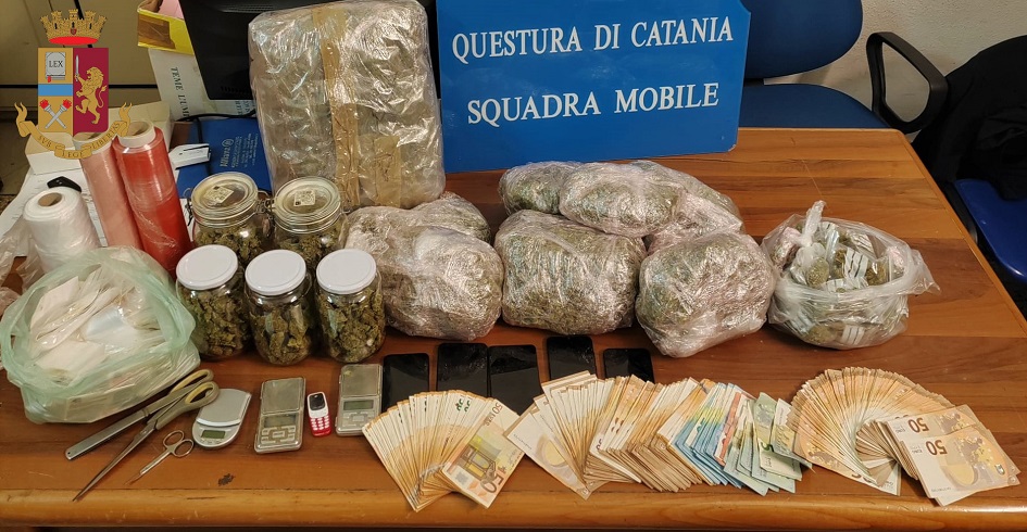 Operazione della polizia a Catania, scoperta un’ingente quantità di droga e soldi nell’abitazione e nel garage di un uomo con precedenti