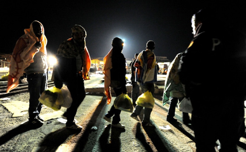 Non si ferma la nuova ondata di sbarchi di migranti a Lampedusa, l’hotspot scoppia di ospiti che adesso sono saliti ad oltre 2 mila unità
