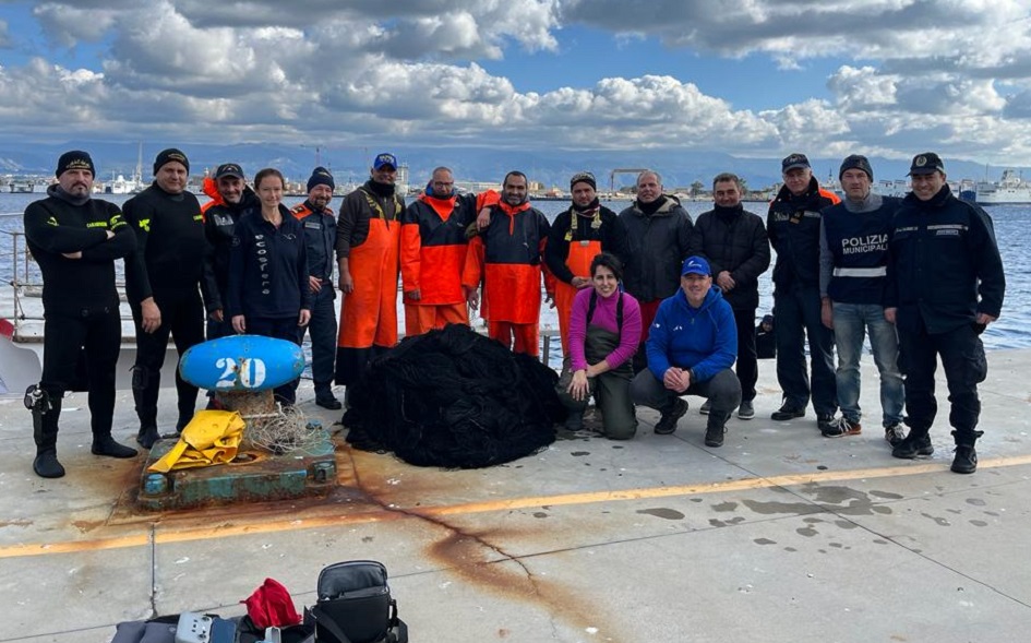 Recuperata rete fantasma da pesca nei fondali di Messina a Capo Peloro, si è riusciti anche a salvare dai danni la flora