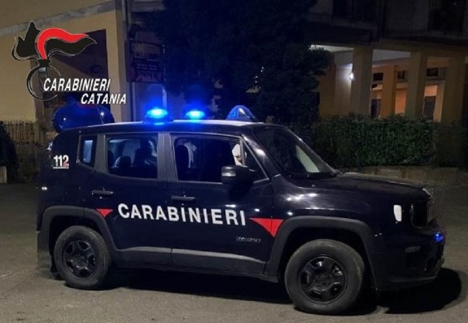 Controlli a tappeto nella zona di Paternò, un giovane denunciato perché andava in giro con un manganello telescopico