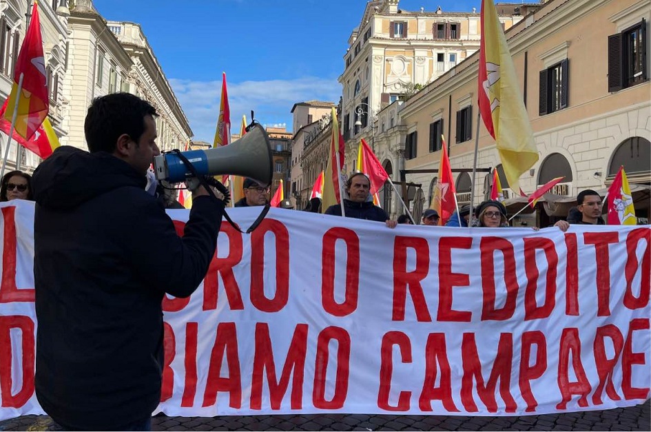 Un gruppo di Palermitani a Roma per protestare contro i tagli legati al reddito di cittadinanza nei pressi della prefettura