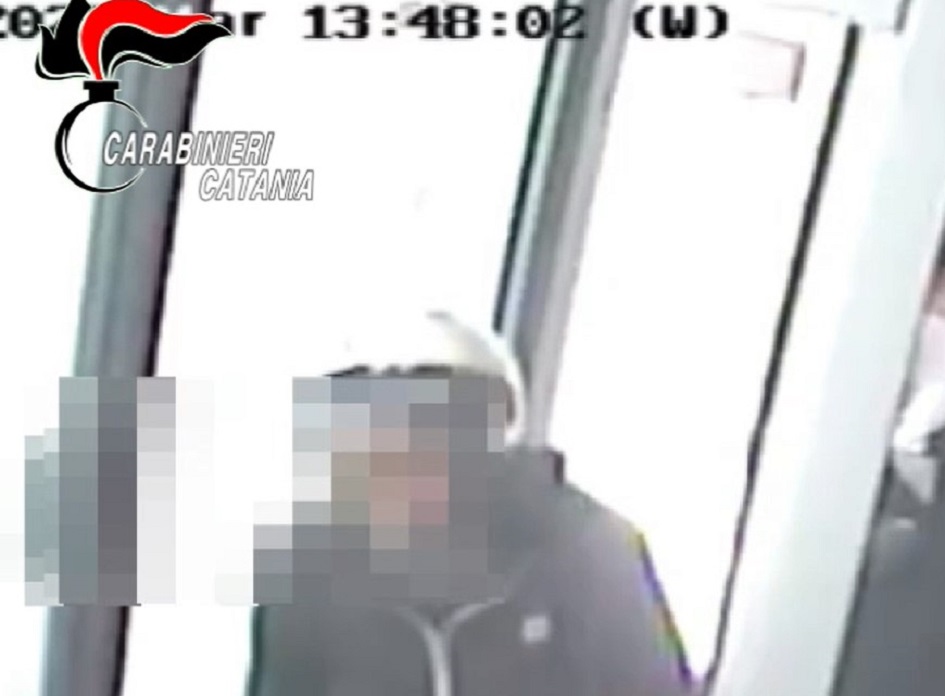 Arrestato dopo essere stato riconosciuto il rapinatore tatuato sulle mani