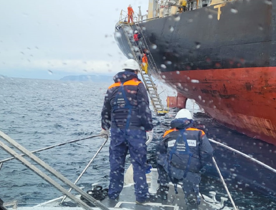 Soccorso in mare aperto un membro dell’equipaggio nei pressi del porto di Trapani, ha avuto improvvisi crampi addominali e febbre