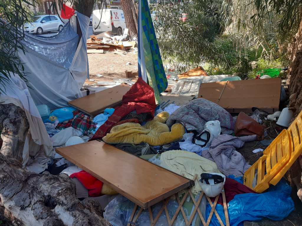 Rifiuti disagi senzatetto via Messina Marine, Palermo
