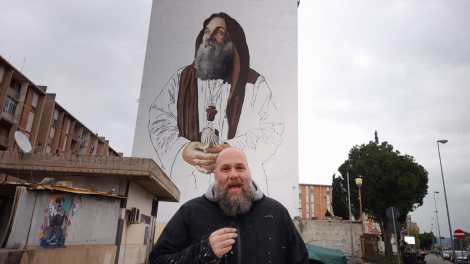 Igor Scalisi Palminteri al murale di Biagio Conte