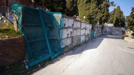 Rotoli, tombe pericolanti parte alta