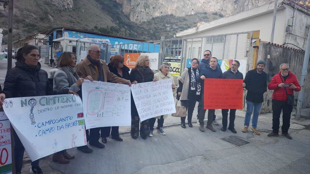 Protesta ex EdilPomice, no allargamento cimitero Rotoli