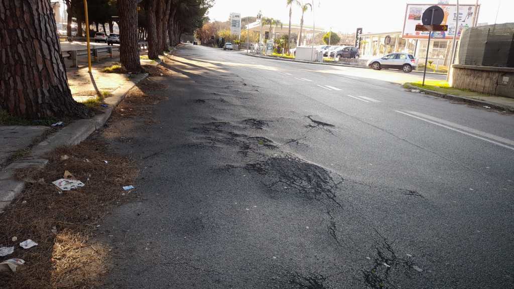 viale Regione, asfalto devastato dalle radici degli alberi