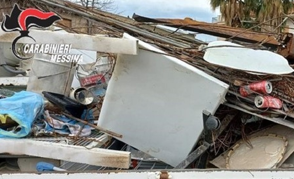 Per trasporto illecito di rifiuti denunciati due Palermitani, beccati nel Messinese su un autocarro stracolmo di scarti di ogni genere