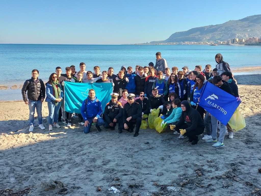 Capitaneria di Porto di Trapani e Associazione Marevivo raccolgono rifiuti