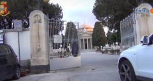 Vendita delle cappelle del cimitero: cade l’abuso d’ufficio ma il processo va avanti
