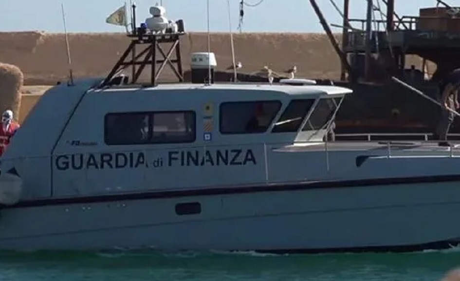 Operazione contro la tratta di migranti, intercettata una barca al largo di Lampedusa, tutti arrestati i membri dell’equipaggio