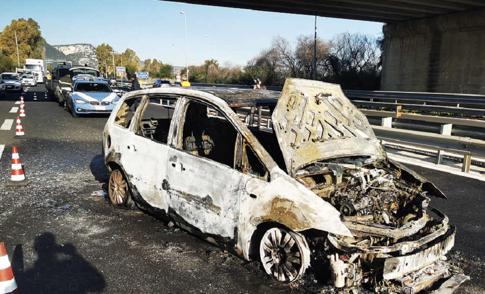 Auto incendiata sulla Siracusa-Catania