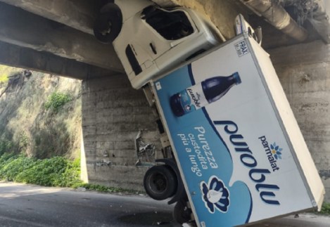 Il camion incastrato in un viadotto a Vittoria