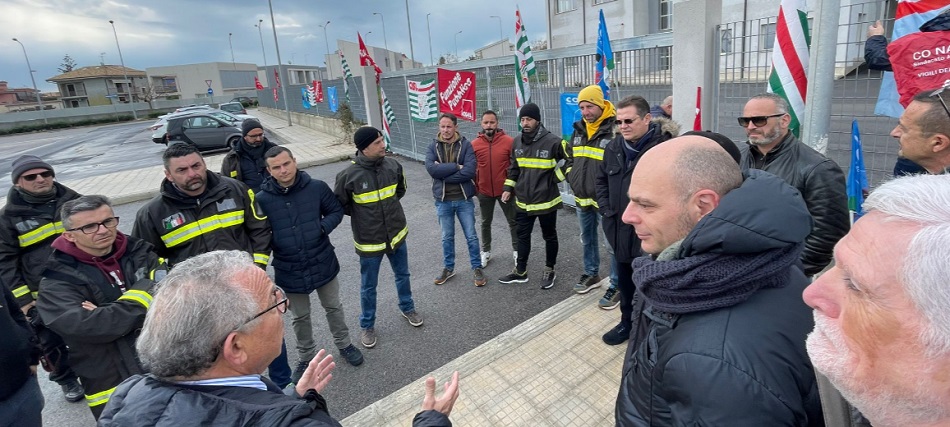 La protesta davanti alla nuova caserma dei vigili del fuoco di Siracusa