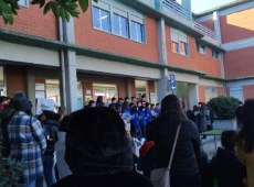 Una scuola di periferia chiude, sit-in di protesta di studenti e genitori