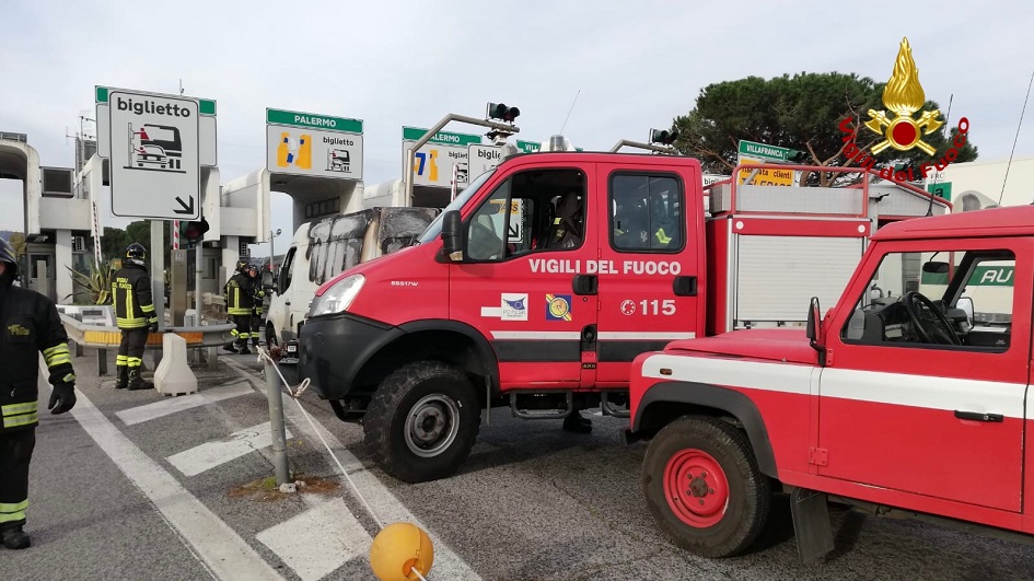 Sulla A20 nel Messinese traffico in tilt a causa delle fiamme sprigionate da un furgone che trasportava attrezzature elettroniche