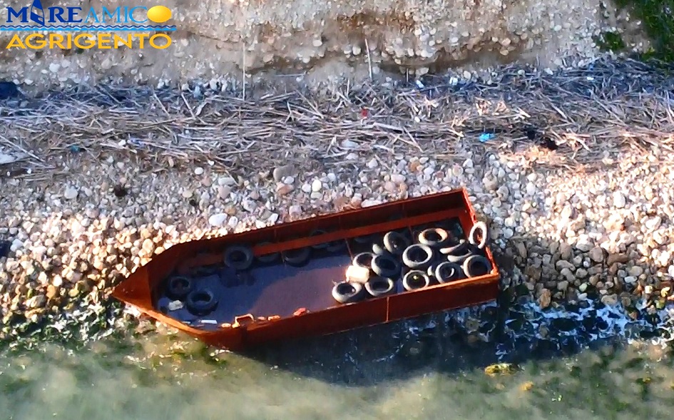 Nelle spiagge dell’Agrigentino ancora uno sbarco fantasma, associazione ambientalista trova barca vuota di 7 metri