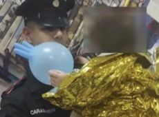 Bimbo di 2 anni esce di casa mentre i genitori dormono, i carabinieri lo salvano