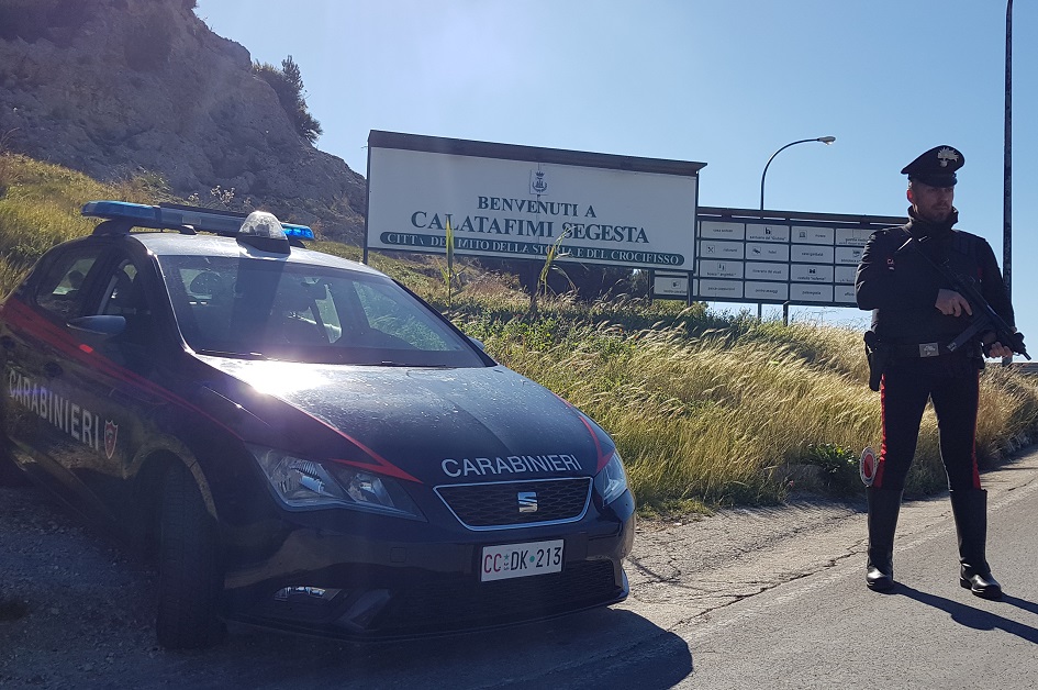 I carabinieri costretti ad usare il taser nel Trapanese per bloccare la furia di un giovane che li aveva aggrediti durante una lite con l’ex