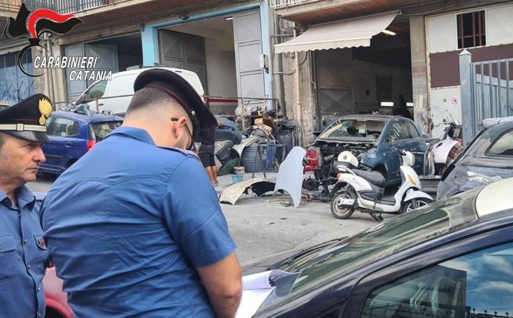 Al via le demolizioni dei 22 garage abusivi che erano sorti nel quartiere Librino di Catania in aree di proprietà dello Iacp