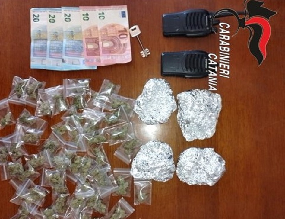 Pusher arrestato nel Catanese dopo un inseguimento sui tetti nel quartiere Trappeto Nord, inutile l’allarme lanciato dalle “vedette”