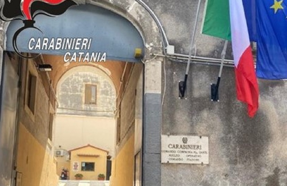Nonostante gli arresti domiciliari prosegue nell’attività di spaccio nel Catanese, giovane nuovamente arrestato in flagranza