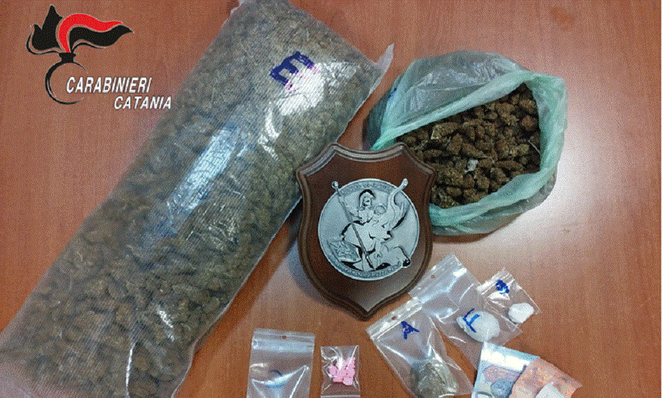 Arrestati due presunti spacciatori nel Catanese, pedinati per alcuni atteggiamenti sospetti: in casa trovata la droga da sballo