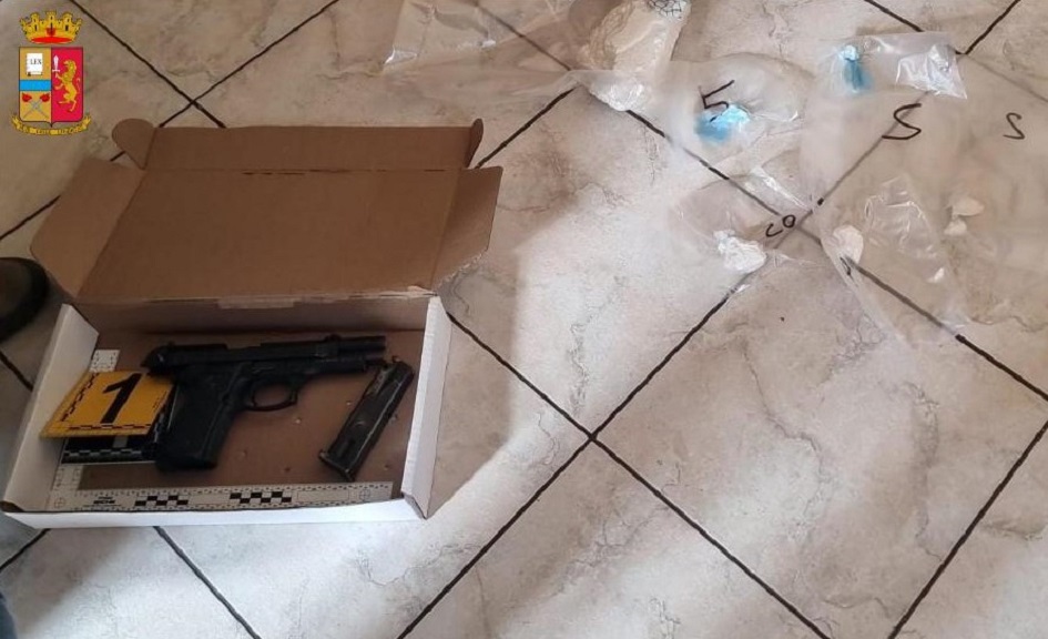 In manette uno spacciatore che era anche armato nel catanese, la polizia trova in casa sua cocaina, pistola e cartucce