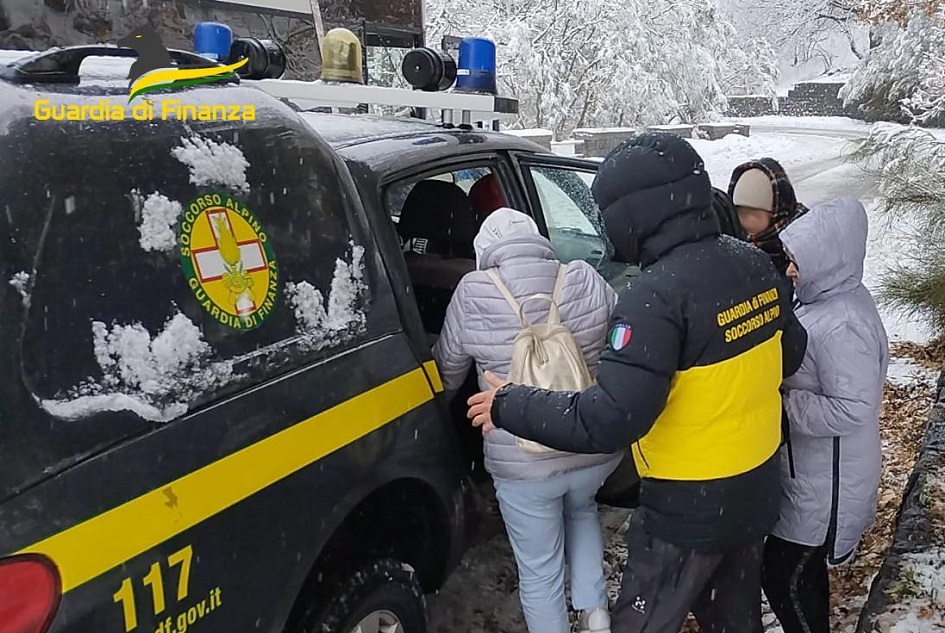 Scattano i soccorsi dopo la bufera di neve nella zona del Catanese, Soccorso alpino in aiuto di un bus con turisti e di una famiglia
