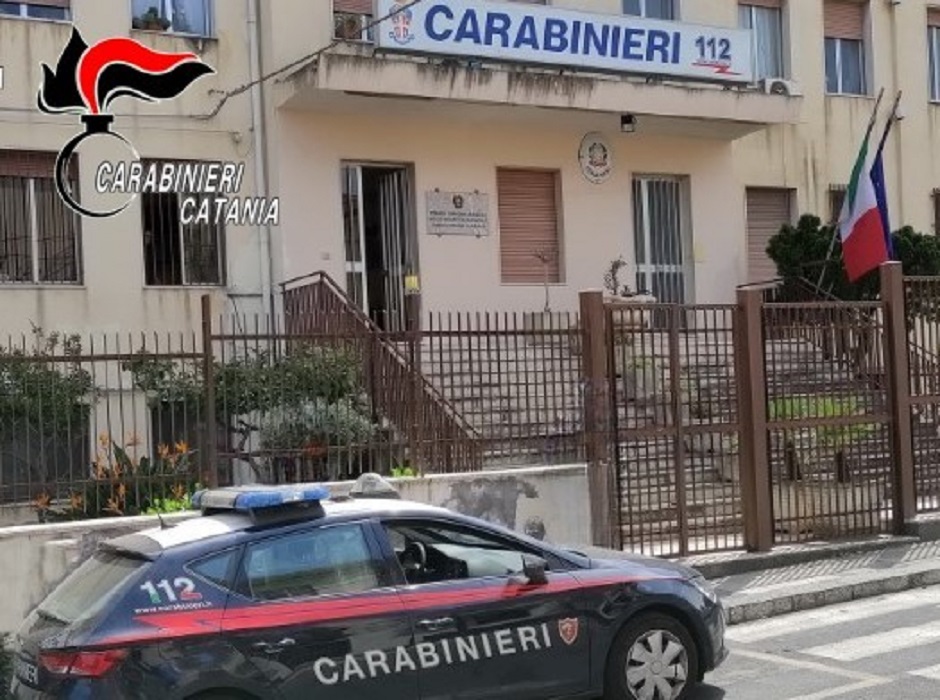 Denunciato un tossico dai carabinieri nel catanese, pretendeva soldi dal parroco che però glieli ha negati ed è diventato una furia