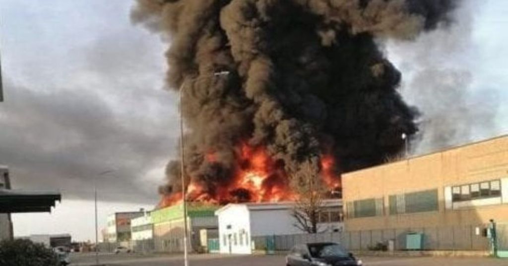 Incendio a Novara: in fiamme uno stabilimento chimico.