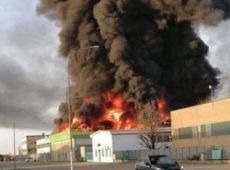 Grosso incendio in un’industria chimica a Novara, “tenere le finestre chiuse”
