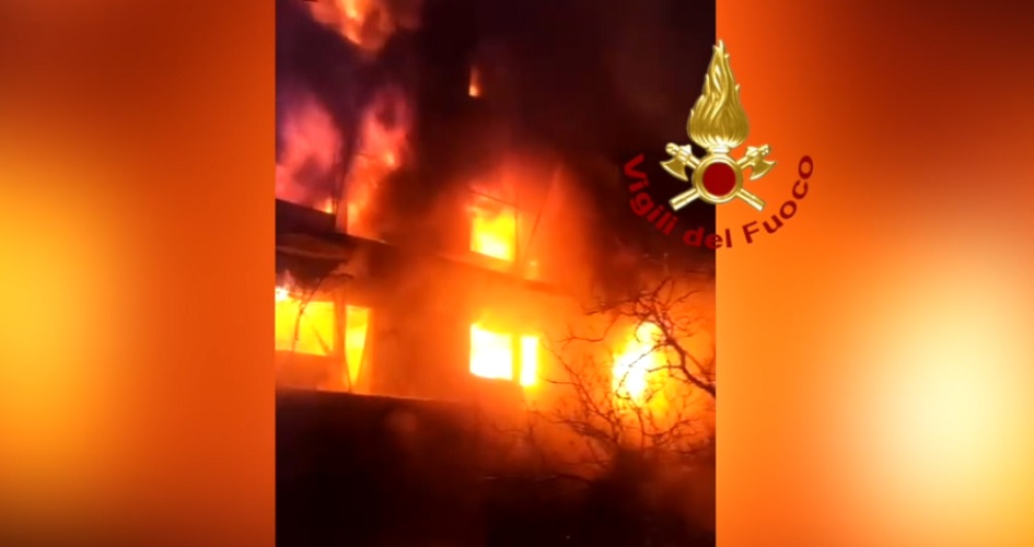 Un incendio devasta una palazzina ancora in costruzione nel Messinese, distrutto anche un deposito edile al piano terra