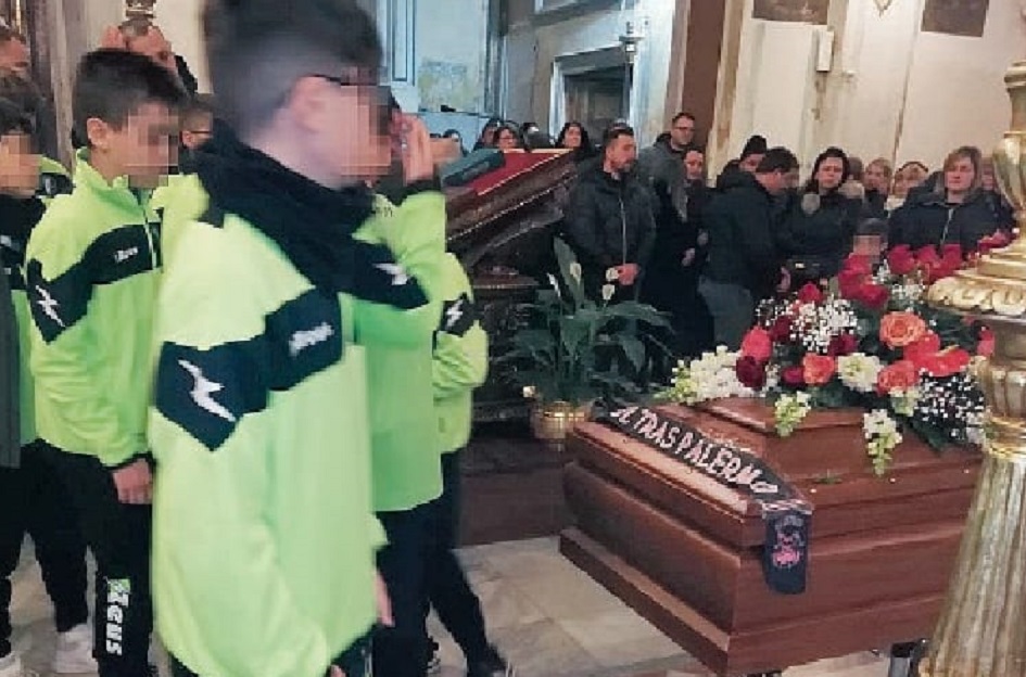 Ieri i funerali a Misilmeri dell’operaio edile morto in un incidente sul lavoro, il papà in lacrime durante la celebrazione