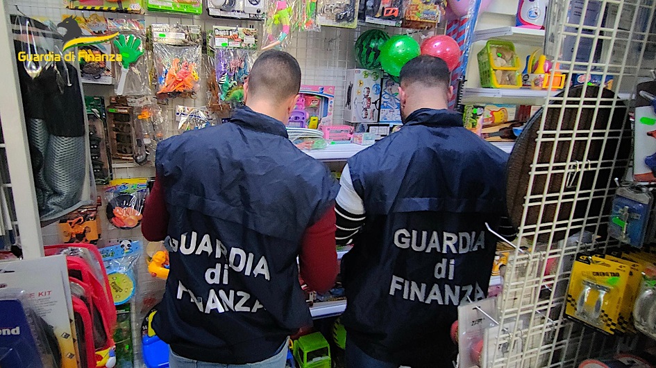 Operazione nel catanese della guardia di finanza, ben 50 mila articoli irregolari in vendita, la merce contraffatta definita “pericolosa”