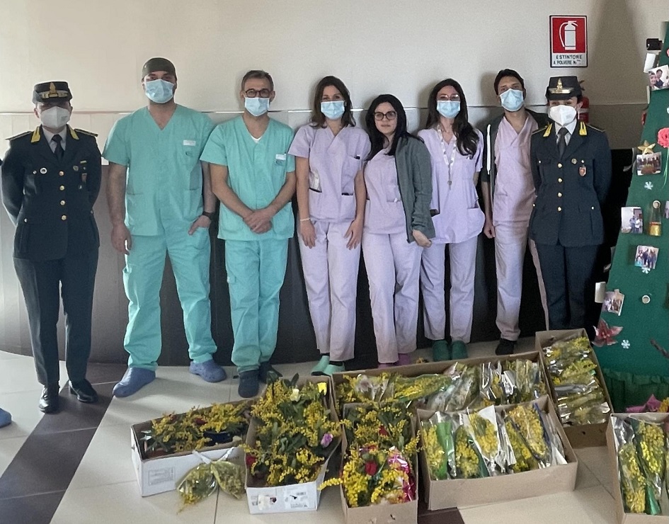 Oltre 400 mazzetti di mimose sequestrate ad ambulanti abusivi nella zona di Borgo Nuovo a Palermo, la donazione all’ospedale Civico