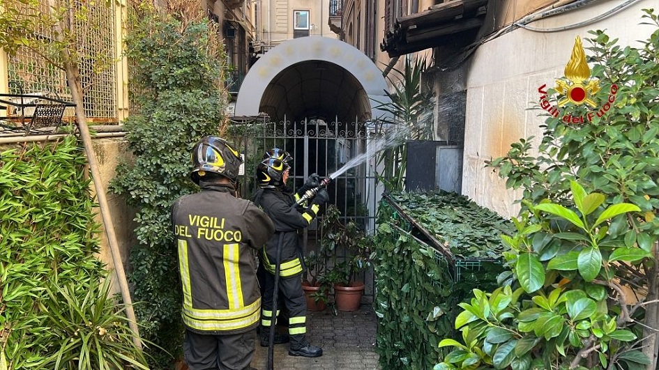 Incendio in una trattoria di via Libertà a Palermo, a lanciare l’allarme i residenti dopo aver visto del fumo nero fuoriuscire dal locale